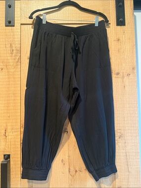 Hem & Thread Black Drawstring Cropped Joggers